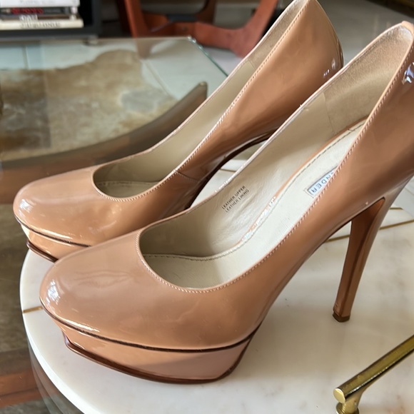 Vera Wang Lavender patent leather platforms - Picture 2 of 12